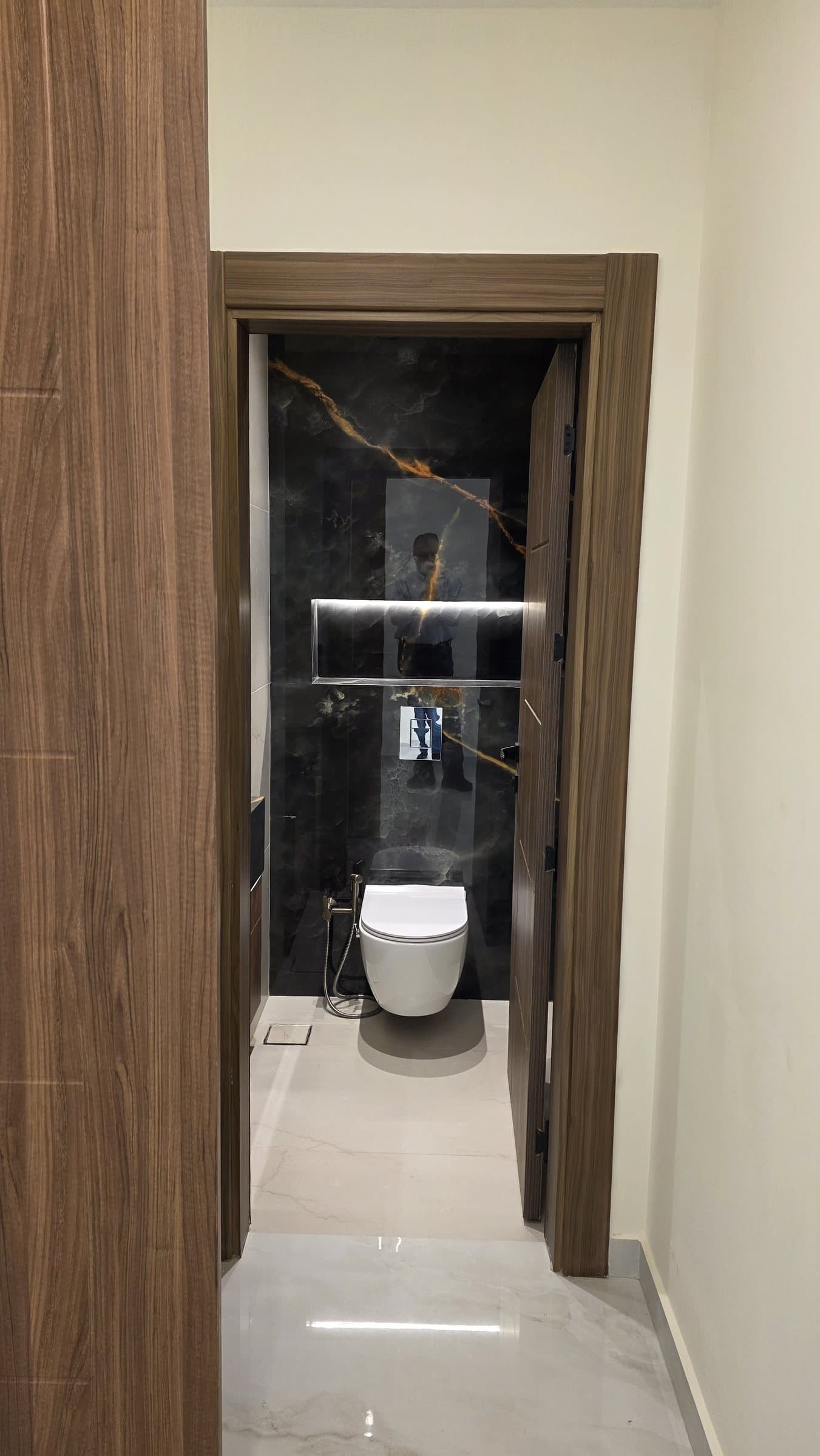 Residence 102 — Guest Bathroom
