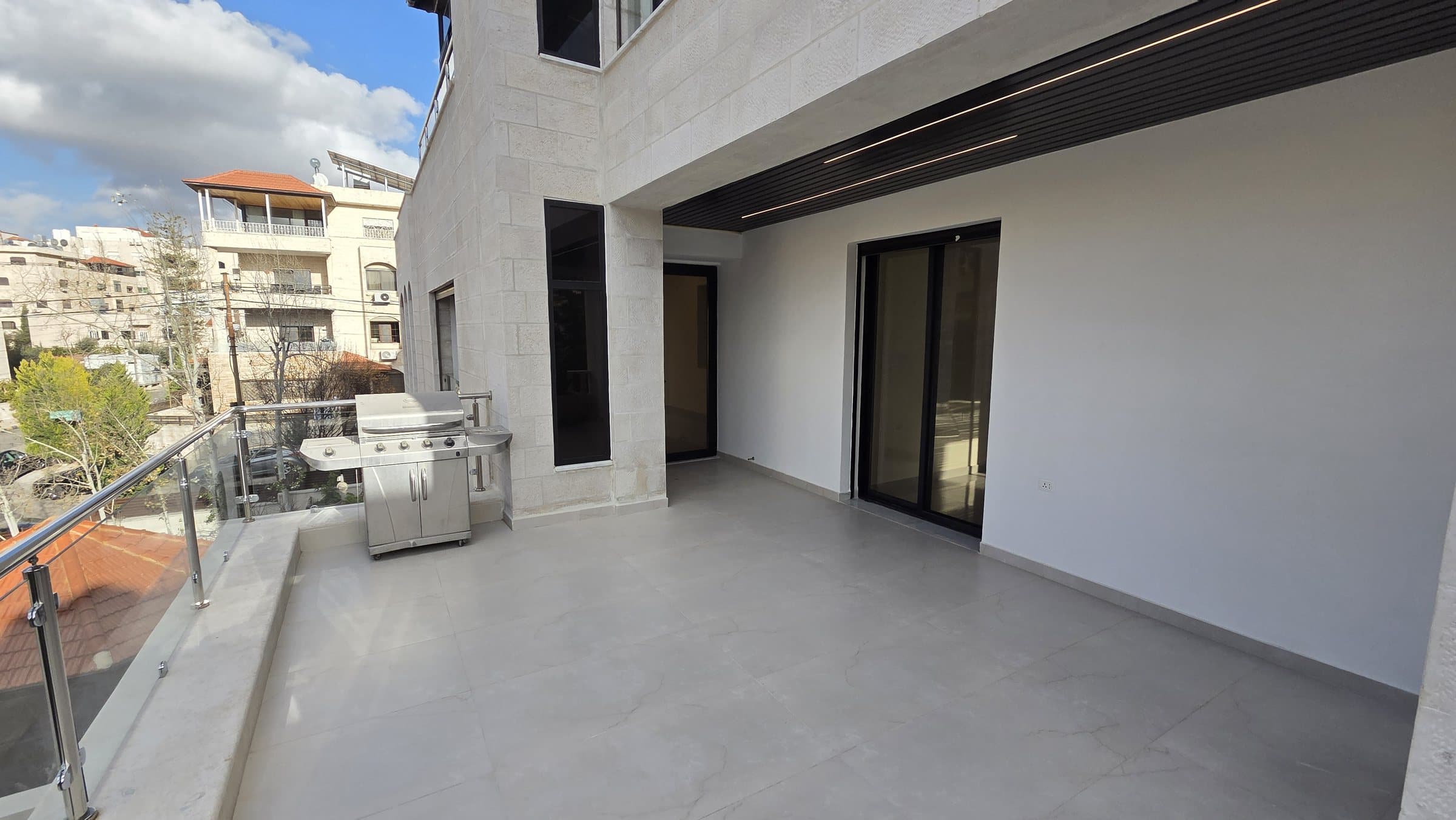 Residence 102 — Terrace opposite corner